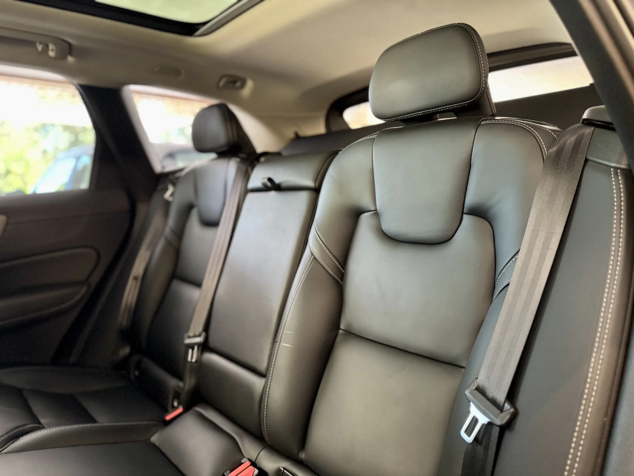 Volvo XC60 2023 — foto 12