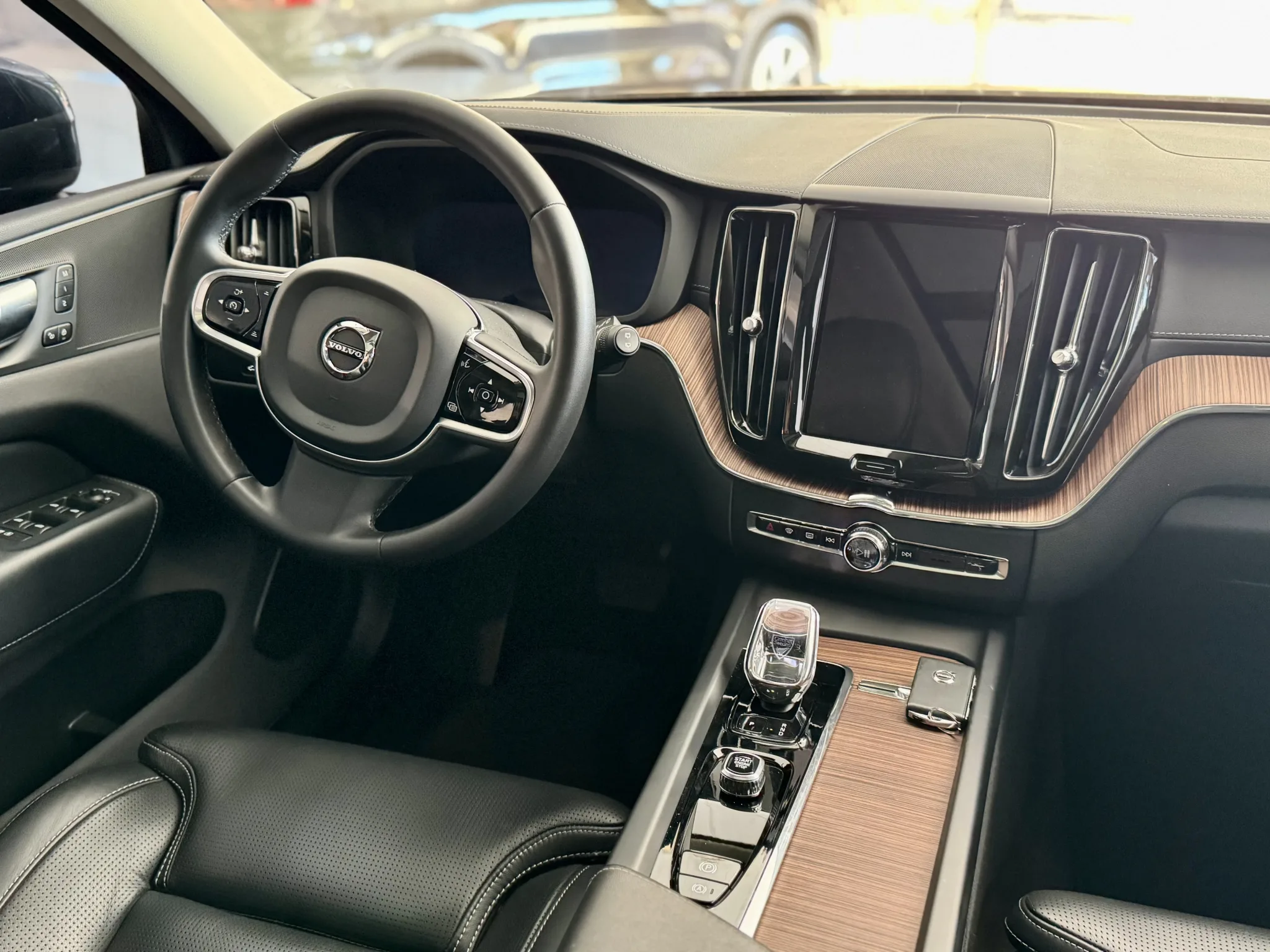 Volvo XC60 2023 — foto 9
