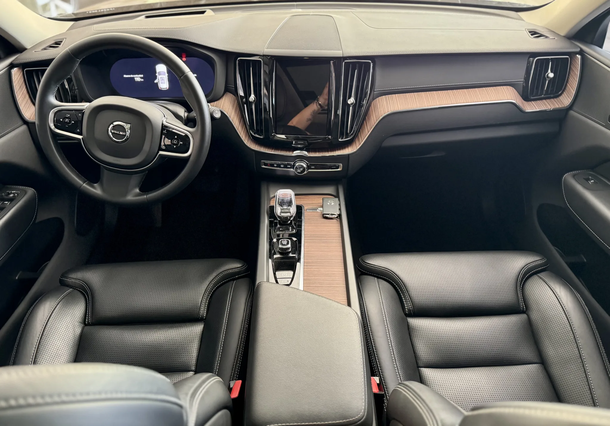 Volvo XC60 2023 — foto 7